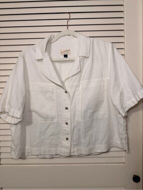 Universal Thread Linen blend button white crop top - Size Medium